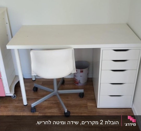 שולחן עם כיסא על גלגלים ורצפת עץ